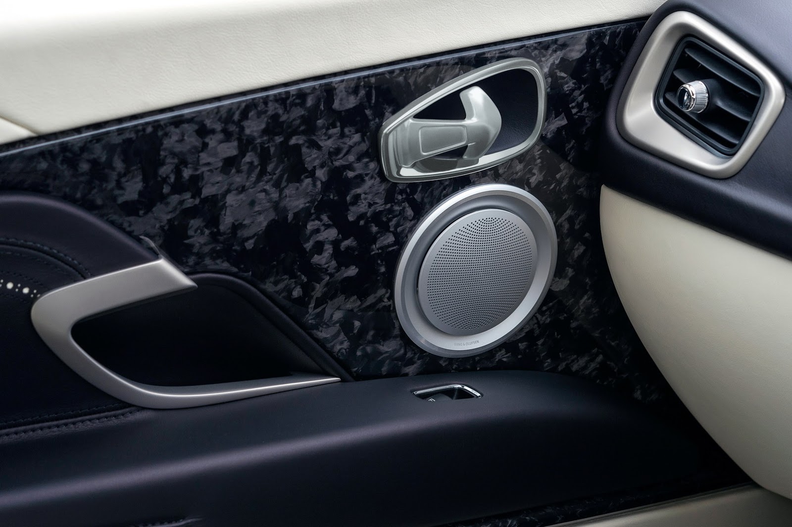 Acun Ilıcalı, İstanbul Autoshow’da yeni Aston Martin DB11 siparişi verdi