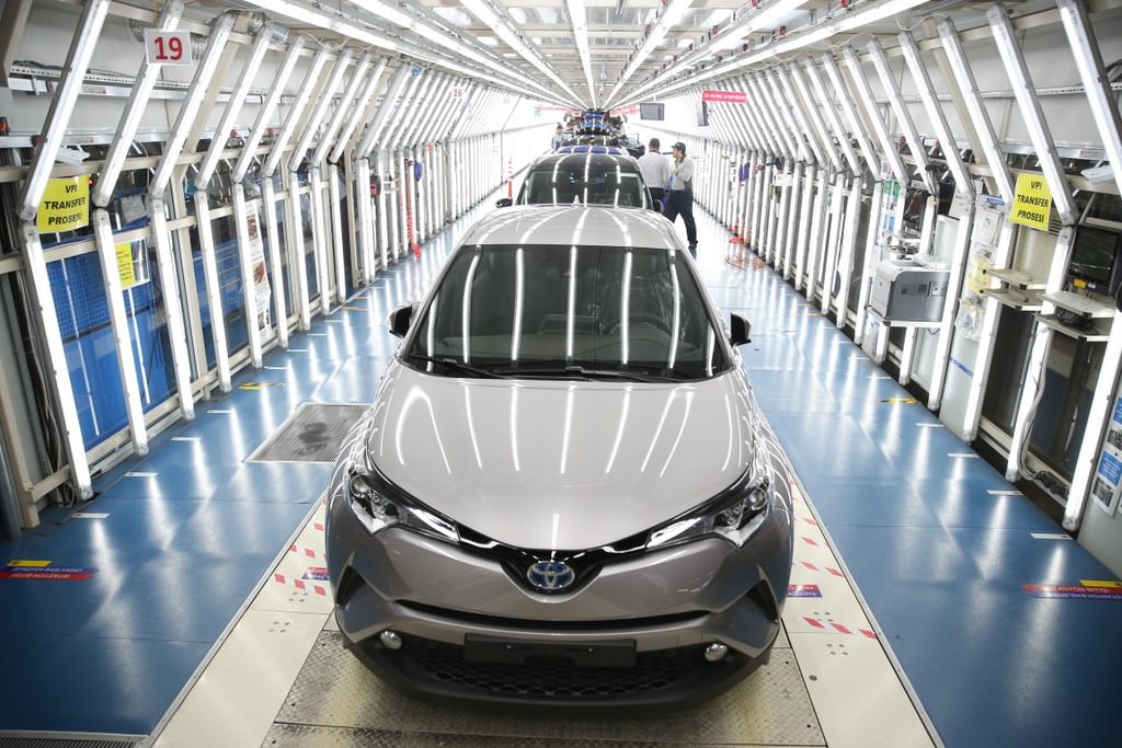 Türkiye'de üretilen ilk hibrit otomobil: Toyota C-HR  