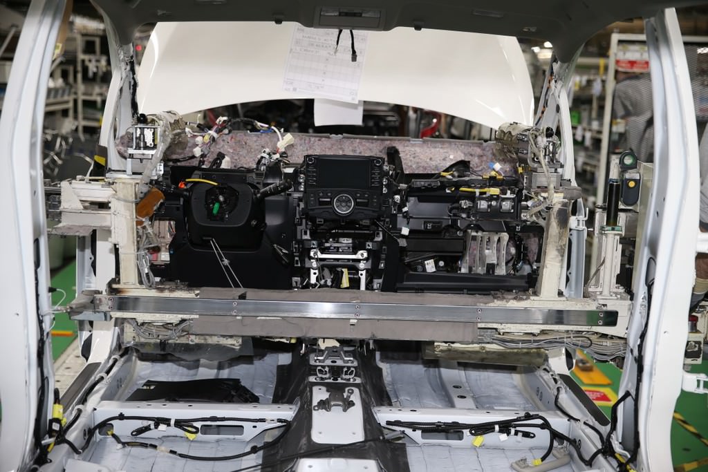 Türkiye'de üretilen ilk hibrit otomobil: Toyota C-HR  