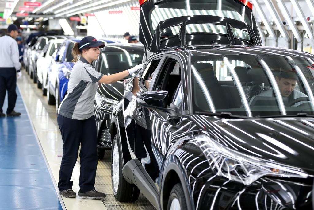 Türkiye'de üretilen ilk hibrit otomobil: Toyota C-HR  