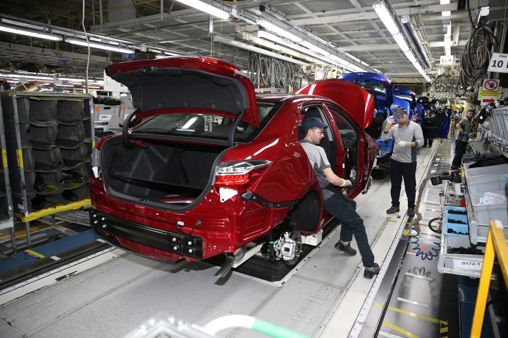 Türkiye'de üretilen ilk hibrit otomobil: Toyota C-HR  
