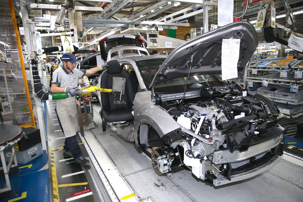 Türkiye'de üretilen ilk hibrit otomobil: Toyota C-HR  