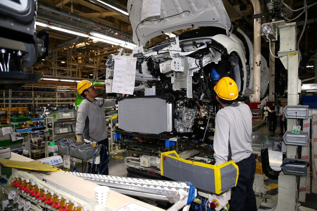 Türkiye'de üretilen ilk hibrit otomobil: Toyota C-HR  
