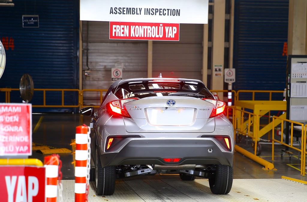Türkiye'de üretilen ilk hibrit otomobil: Toyota C-HR  