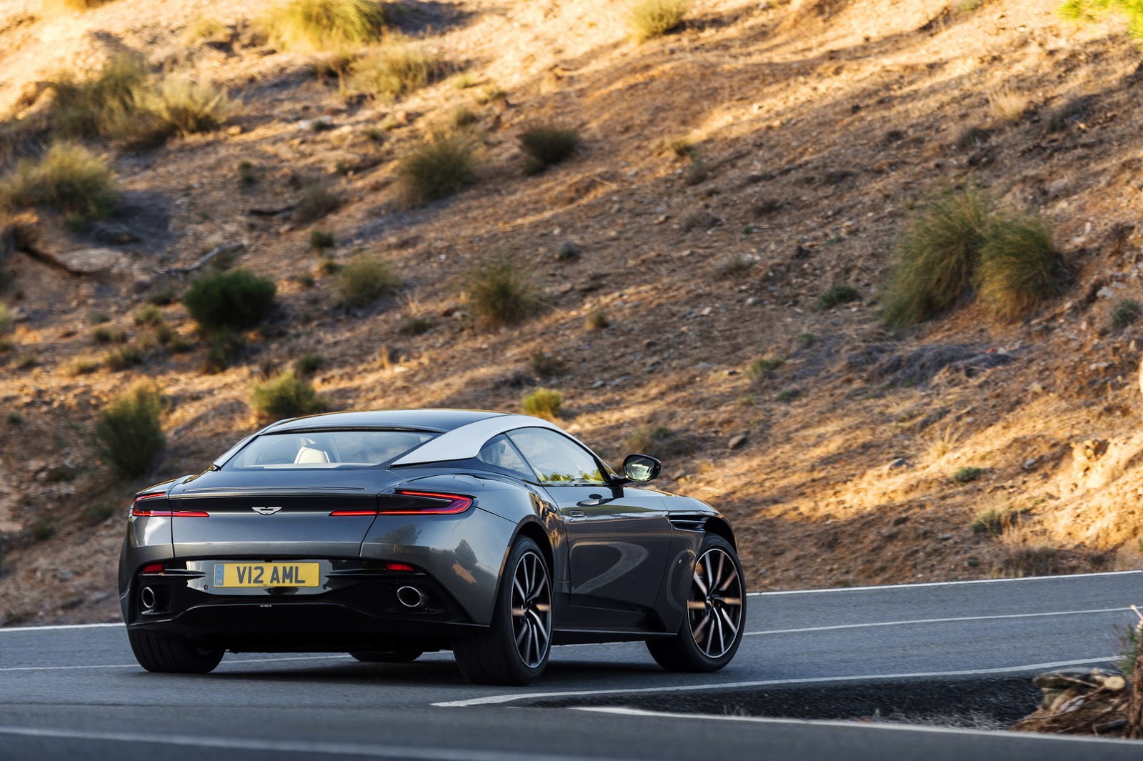 Acun Ilıcalı, İstanbul Autoshow’da yeni Aston Martin DB11 siparişi verdi