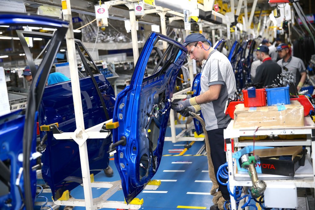 Türkiye'de üretilen ilk hibrit otomobil: Toyota C-HR  