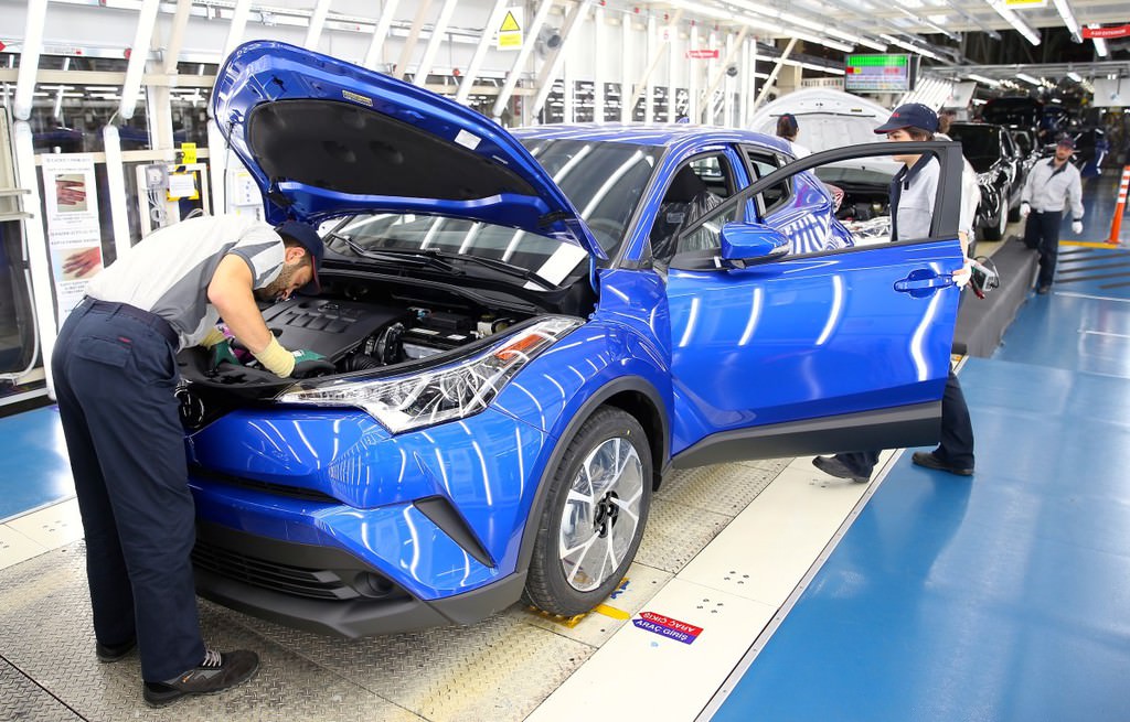 Türkiye'de üretilen ilk hibrit otomobil: Toyota C-HR  