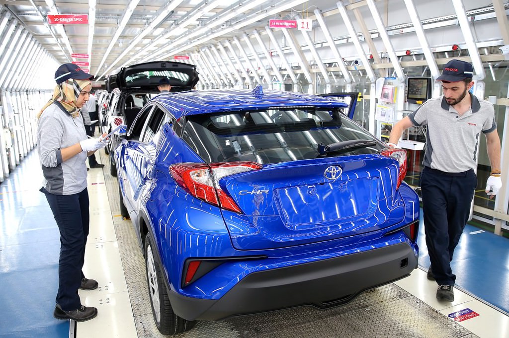 Türkiye'de üretilen ilk hibrit otomobil: Toyota C-HR  