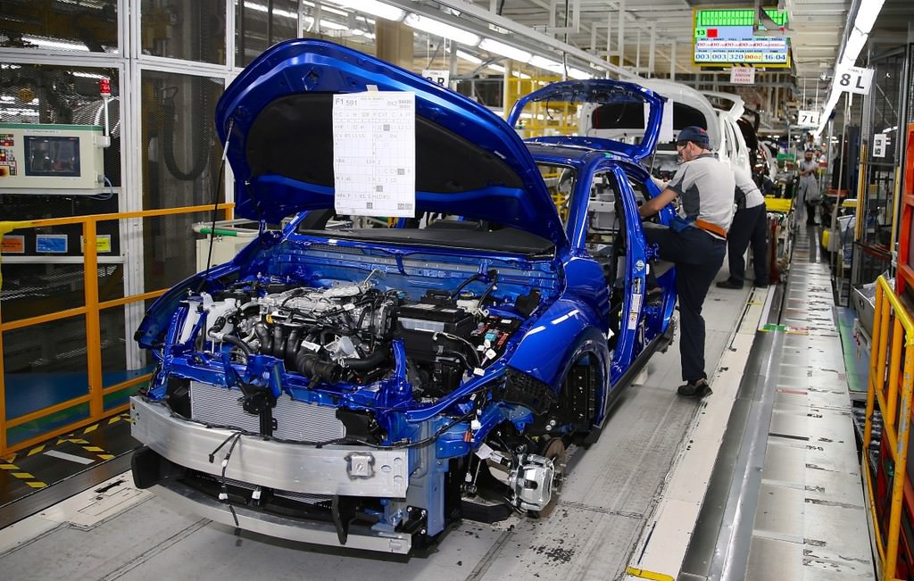 Türkiye'de üretilen ilk hibrit otomobil: Toyota C-HR  