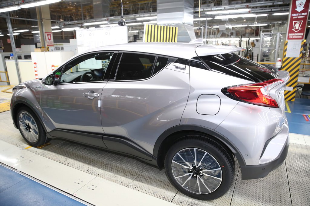 Türkiye'de üretilen ilk hibrit otomobil: Toyota C-HR  