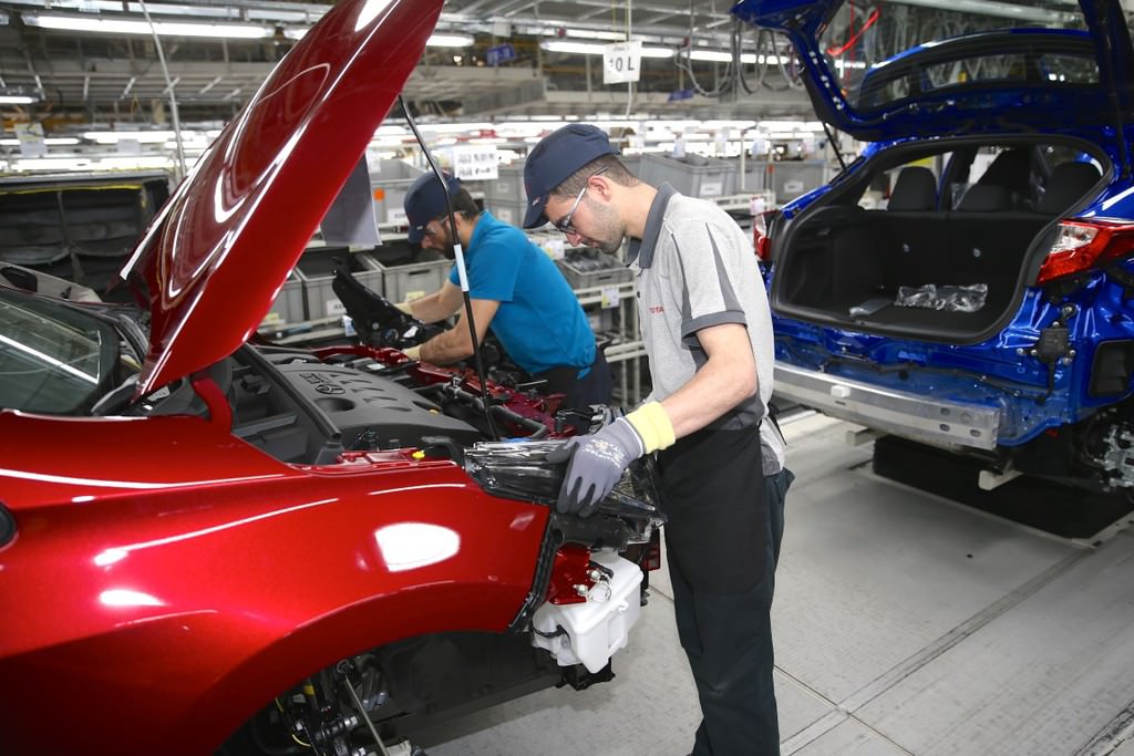 Türkiye'de üretilen ilk hibrit otomobil: Toyota C-HR  