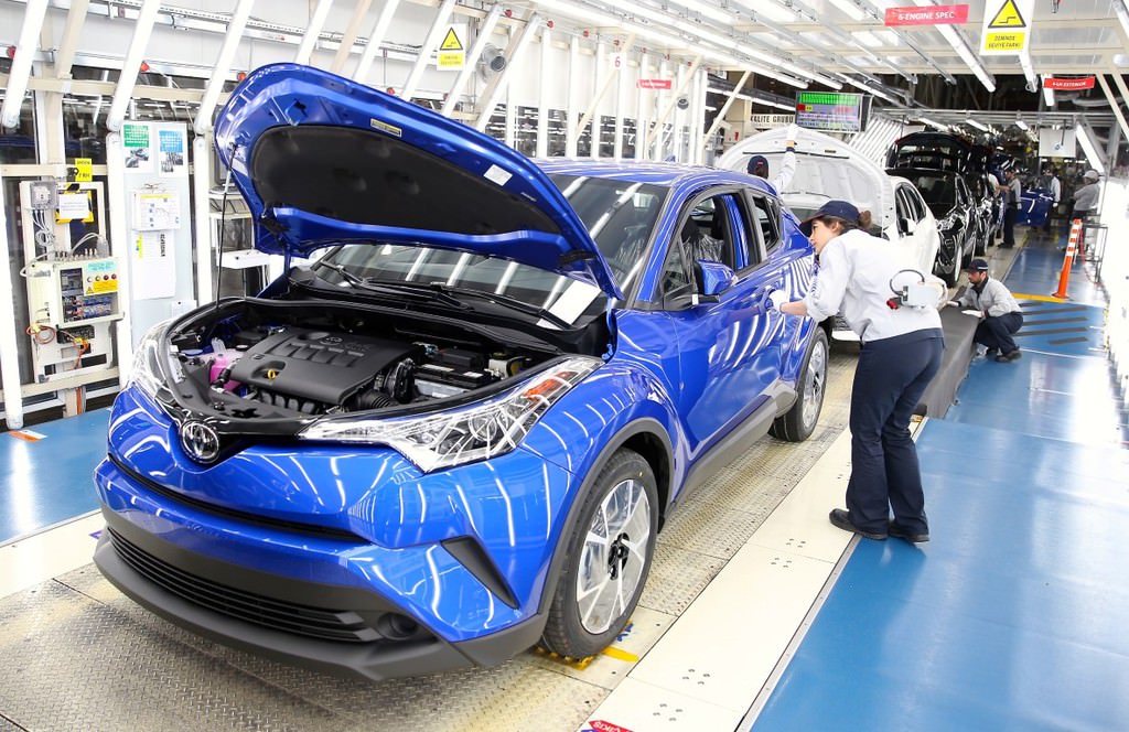 Türkiye'de üretilen ilk hibrit otomobil: Toyota C-HR  