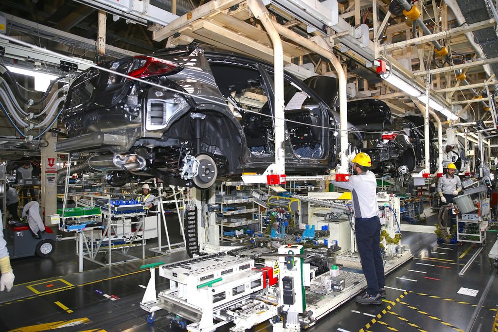 Türkiye'de üretilen ilk hibrit otomobil: Toyota C-HR  