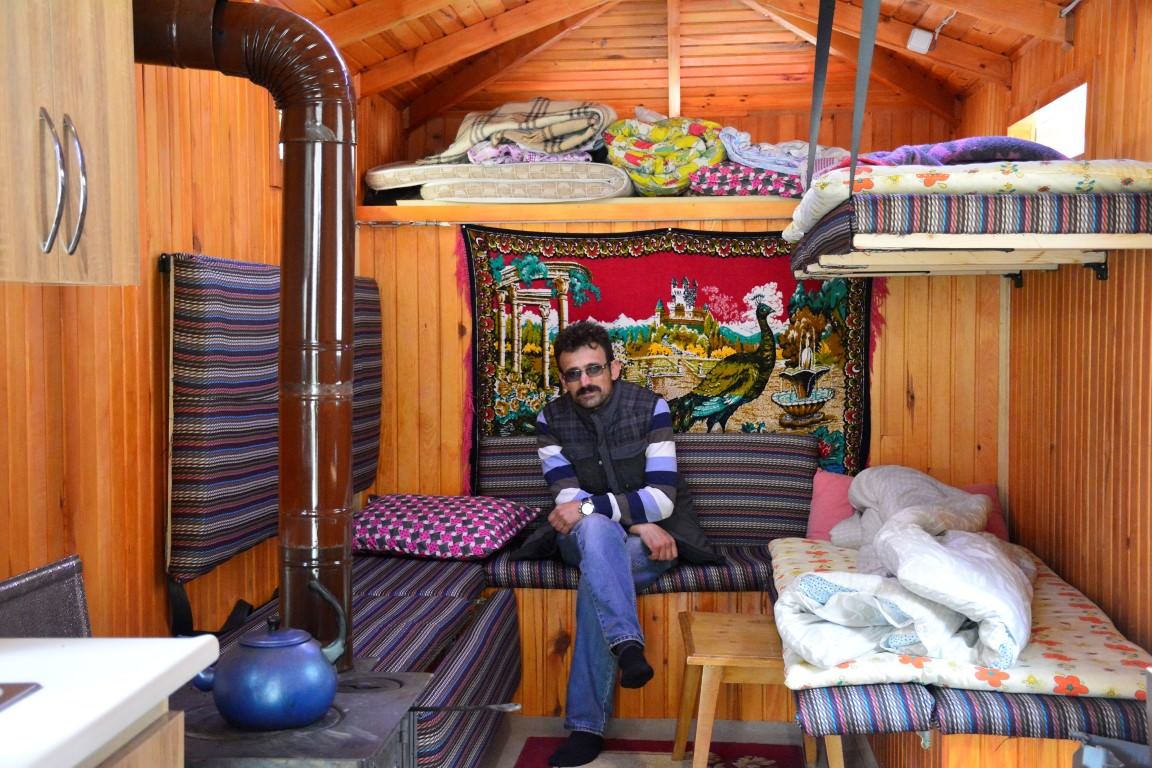 Doğanın tadını "yürüyen ev"le çıkarıyor  