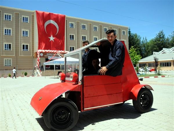Hurda parçalardan mini "Otomobil" yaptılar