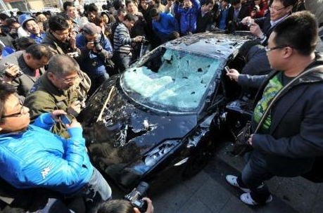 Milyon dolarlık otomobili parçaladı