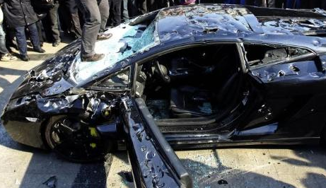 Milyon dolarlık otomobili parçaladı