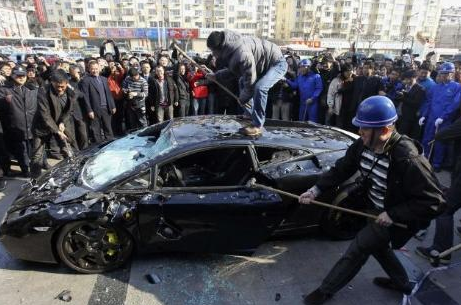 Milyon dolarlık otomobili parçaladı