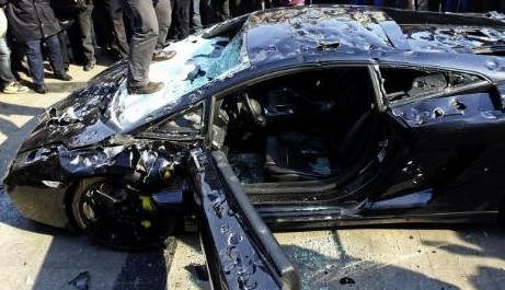 Milyon dolarlık otomobili parçaladı