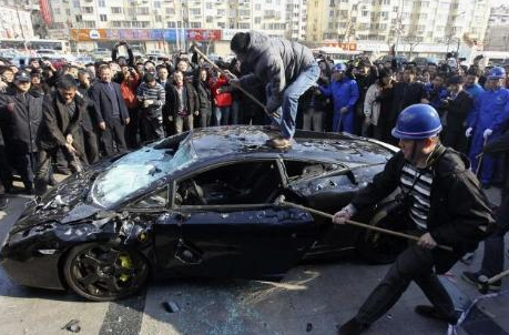 Milyon dolarlık otomobili parçaladı