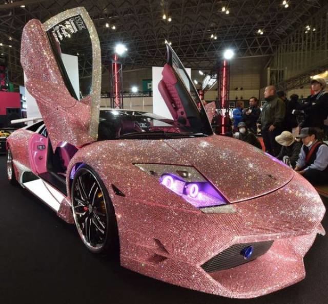 Pahalı otomobillere sıra dışı boya!  