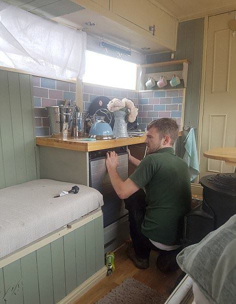 Hurda otobüsü lüks bir araca dönüştürdüler.