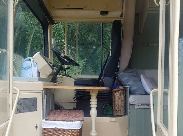 Hurda otobüsü lüks bir araca dönüştürdüler.