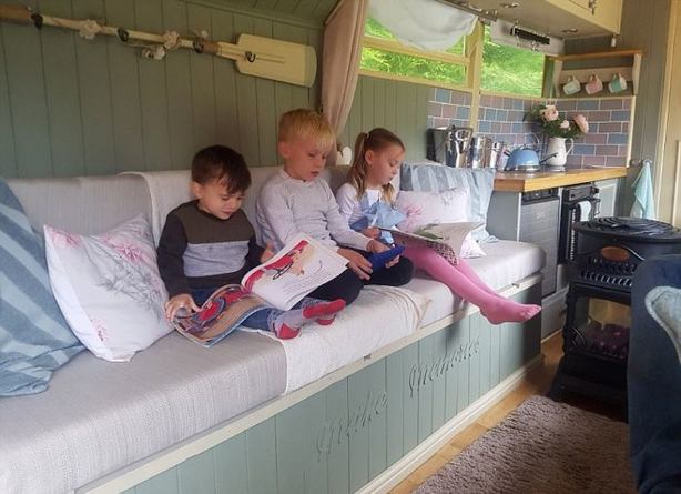 Hurda otobüsü lüks bir araca dönüştürdüler.