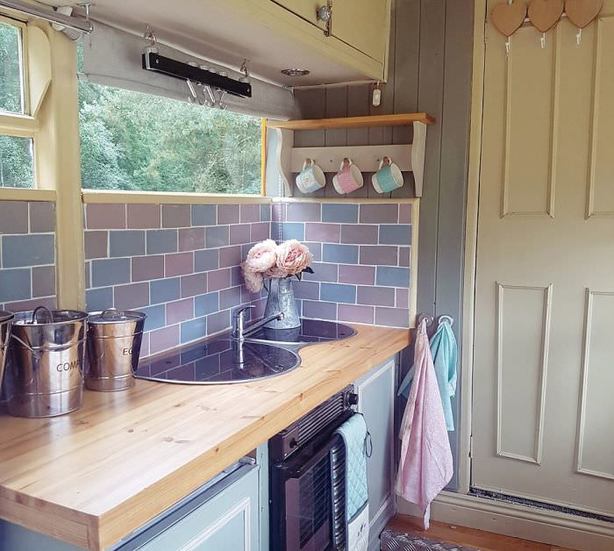 Hurda otobüsü lüks bir araca dönüştürdüler.