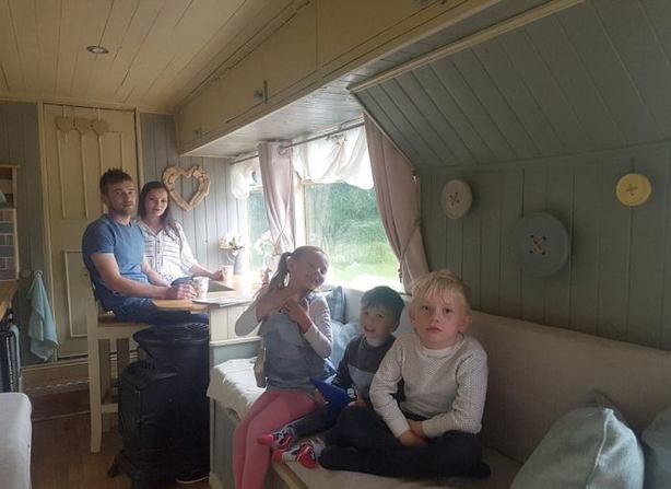 Hurda otobüsü lüks bir araca dönüştürdüler.