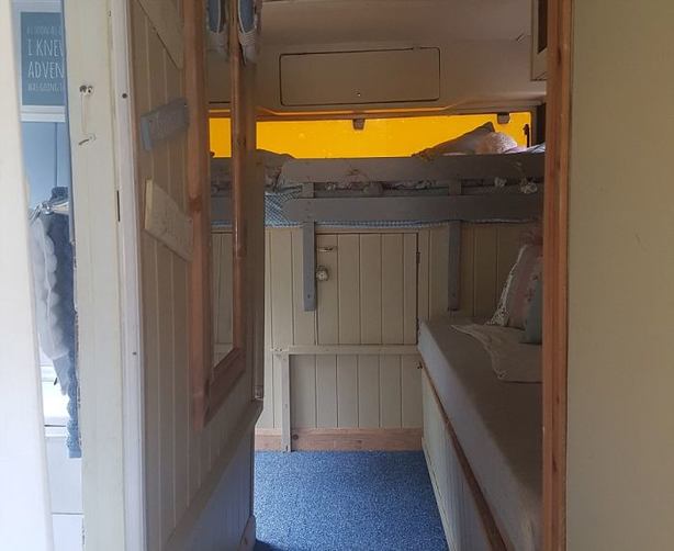 Hurda otobüsü lüks bir araca dönüştürdüler.