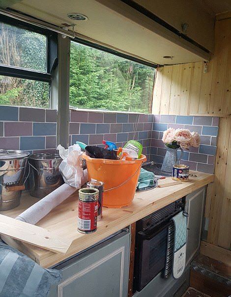 Hurda otobüsü lüks bir araca dönüştürdüler.