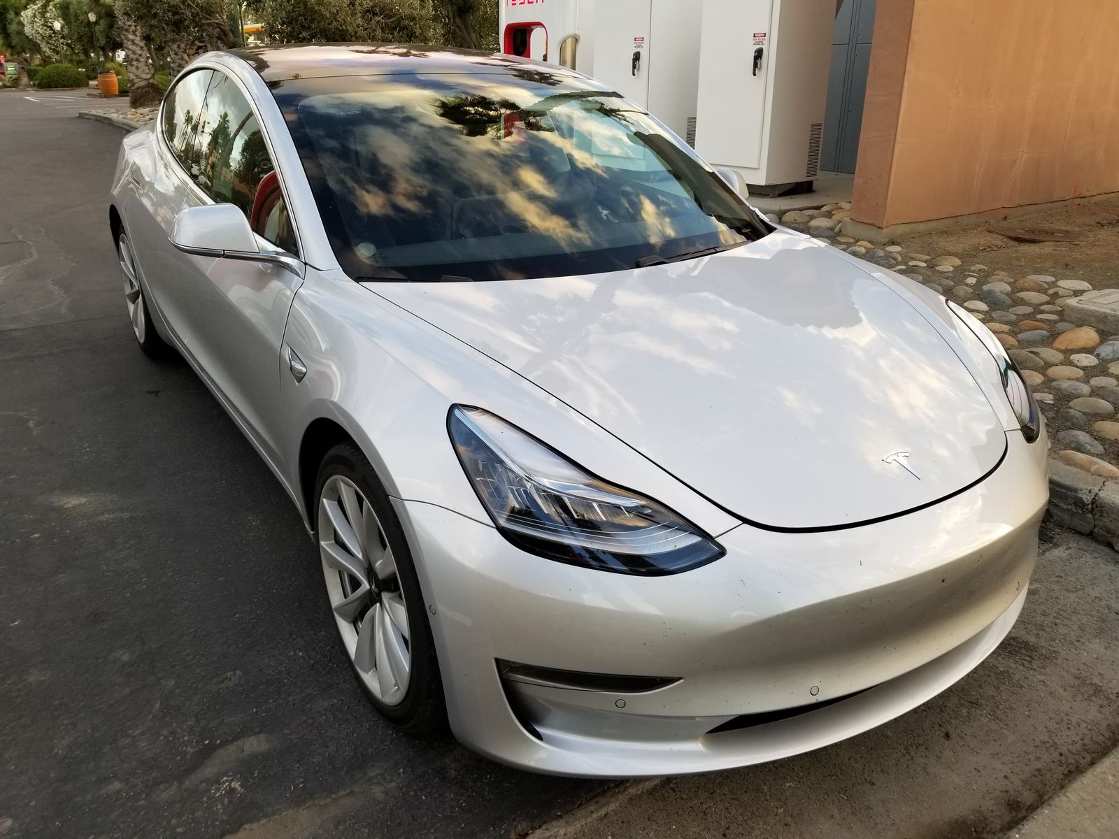 Tesla Model 3 resmen tanıtıldı