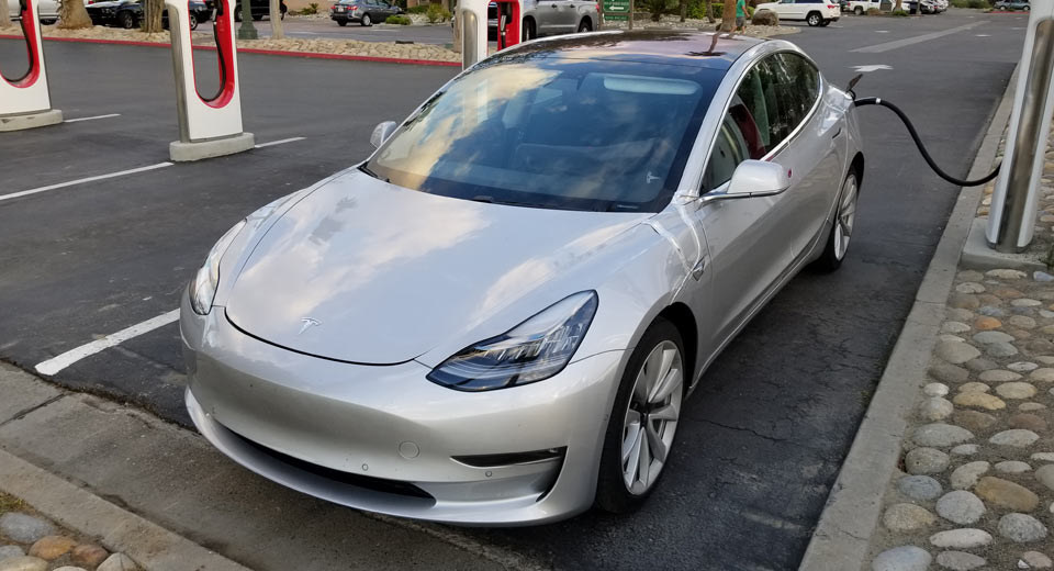 Tesla Model 3 resmen tanıtıldı