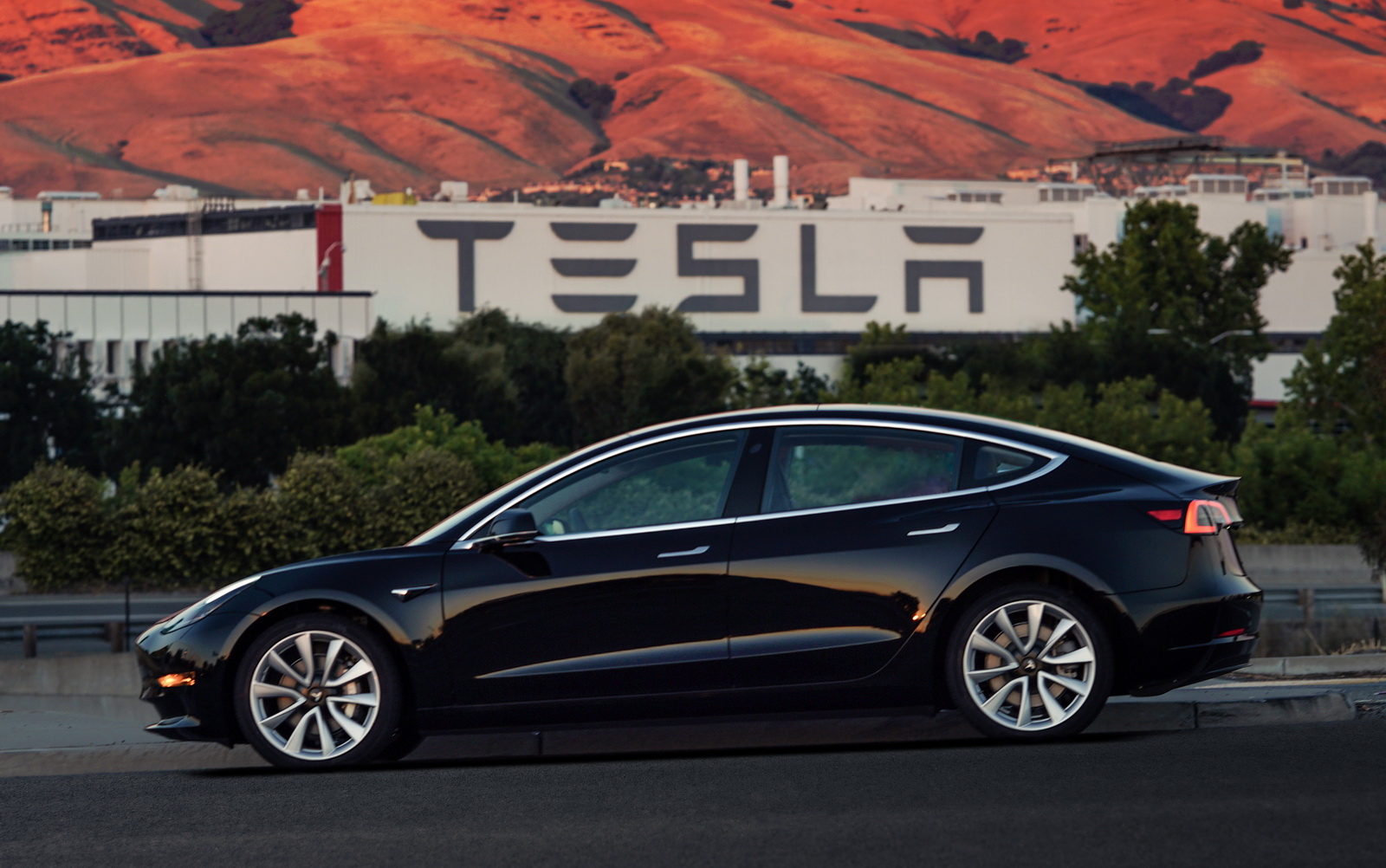 Tesla Model 3 resmen tanıtıldı