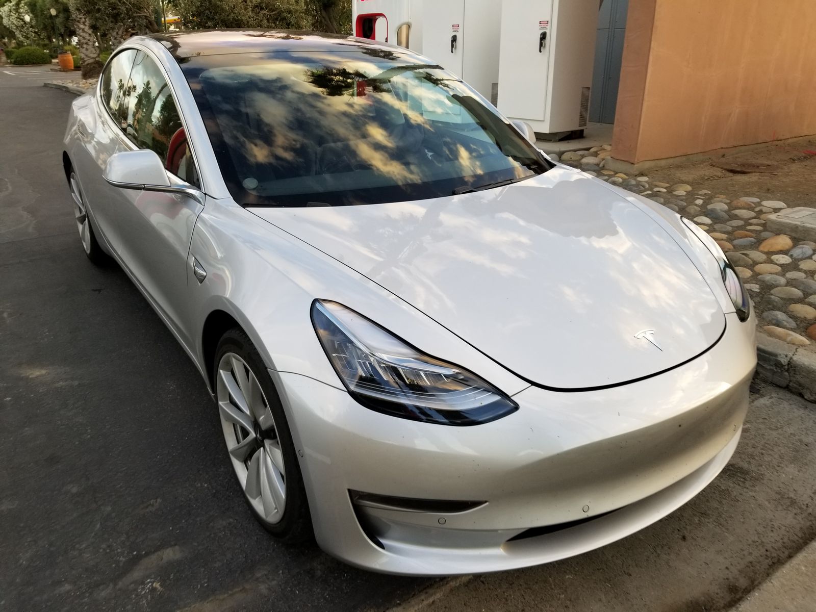 Tesla Model 3 resmen tanıtıldı