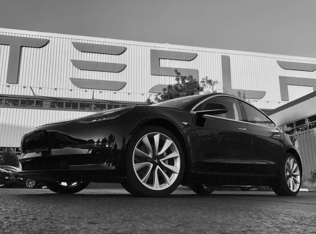Tesla Model 3 resmen tanıtıldı