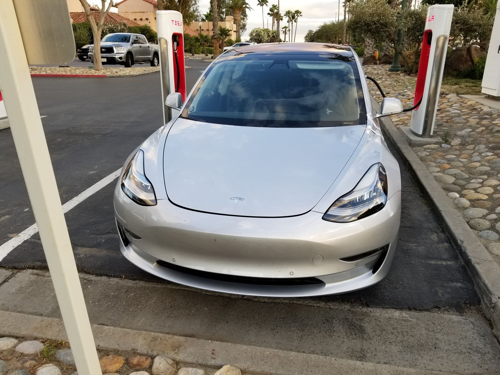 Tesla Model 3 resmen tanıtıldı
