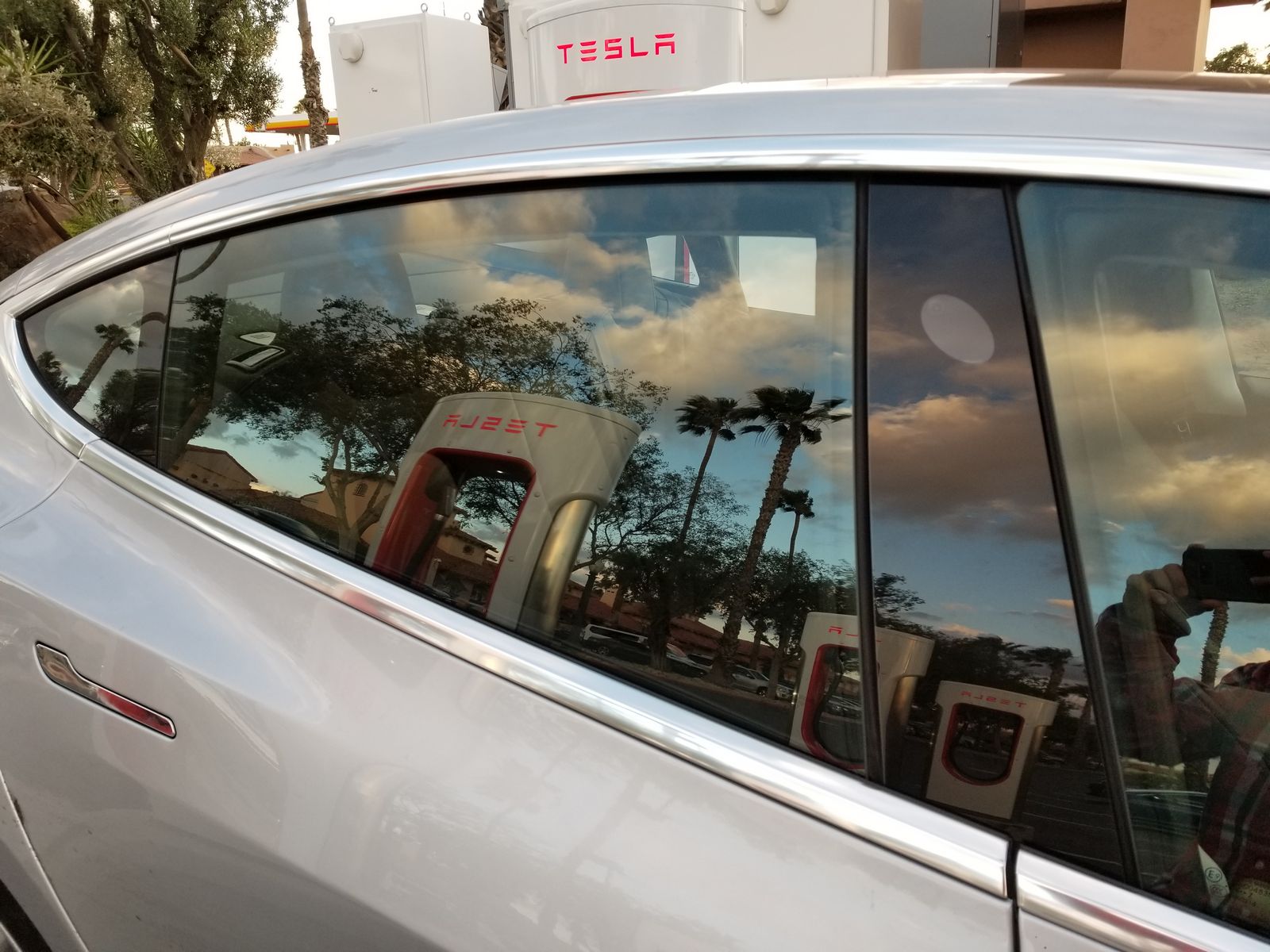 Tesla Model 3 resmen tanıtıldı