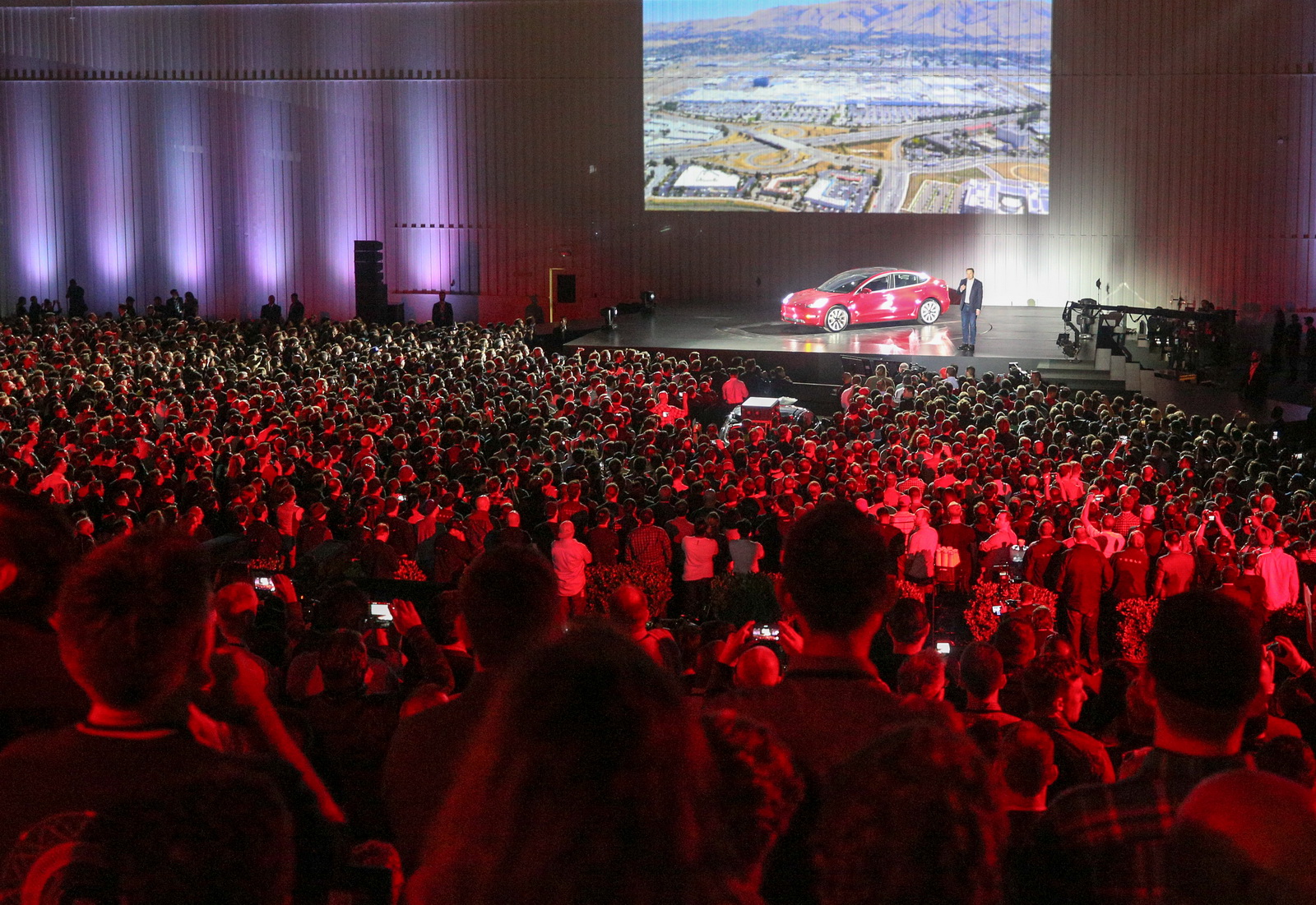 Tesla Model 3 resmen tanıtıldı