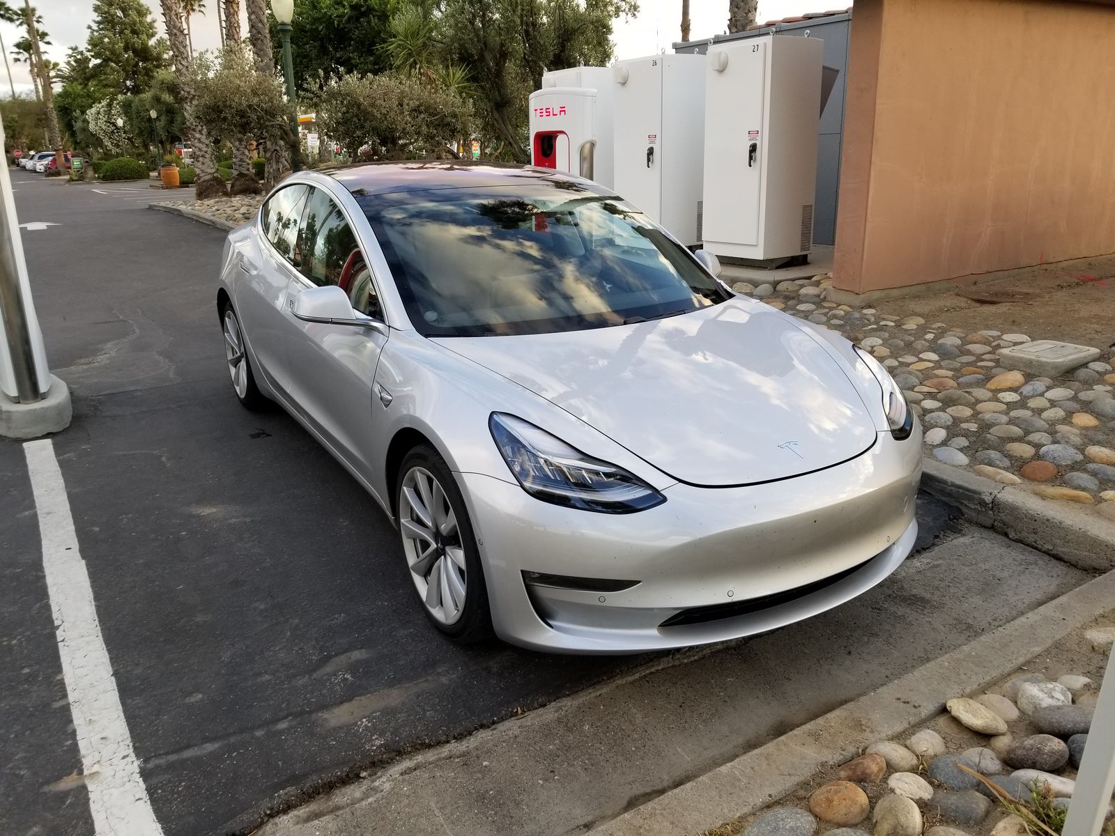 Tesla Model 3 resmen tanıtıldı