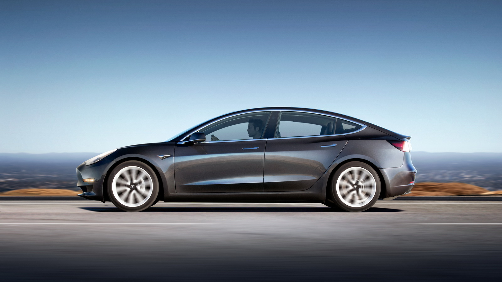 Tesla Model 3 resmen tanıtıldı