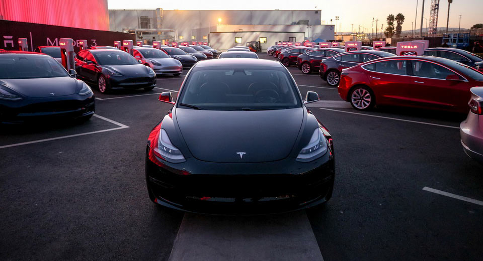 Tesla Model 3 resmen tanıtıldı