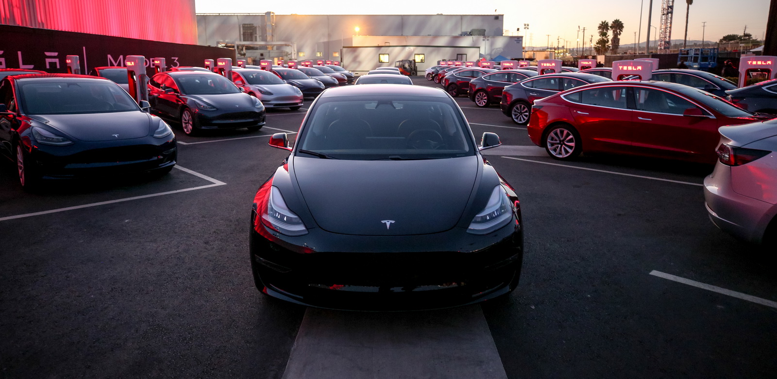 Tesla Model 3 resmen tanıtıldı