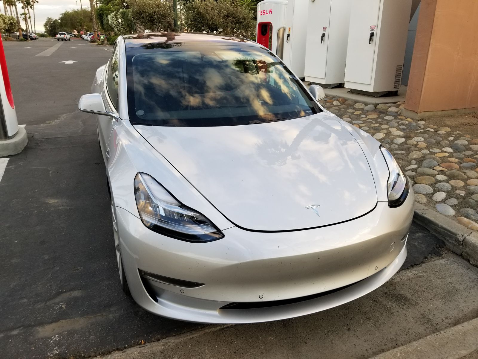 Tesla Model 3 resmen tanıtıldı