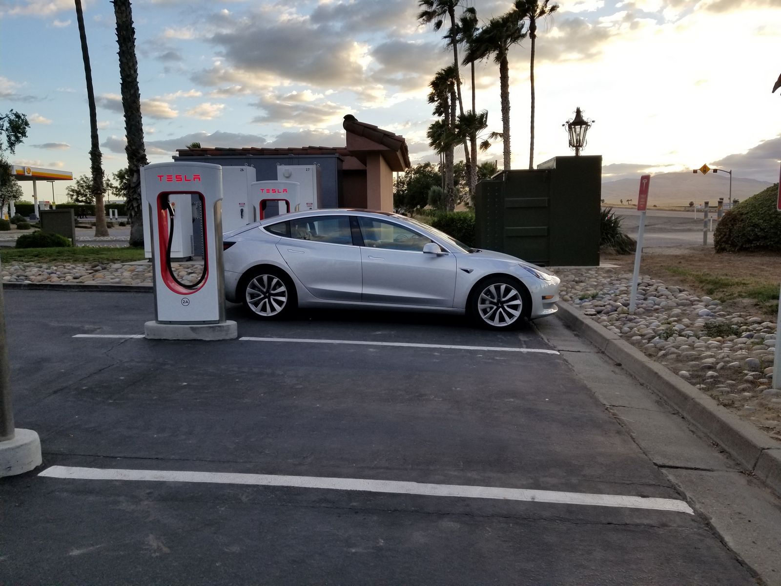 Tesla Model 3 resmen tanıtıldı