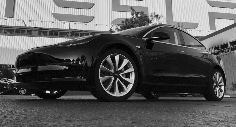 Tesla Model 3 resmen tanıtıldı