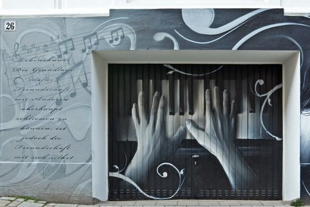 Garaj kapısı olduğuna inanamayacaksınız