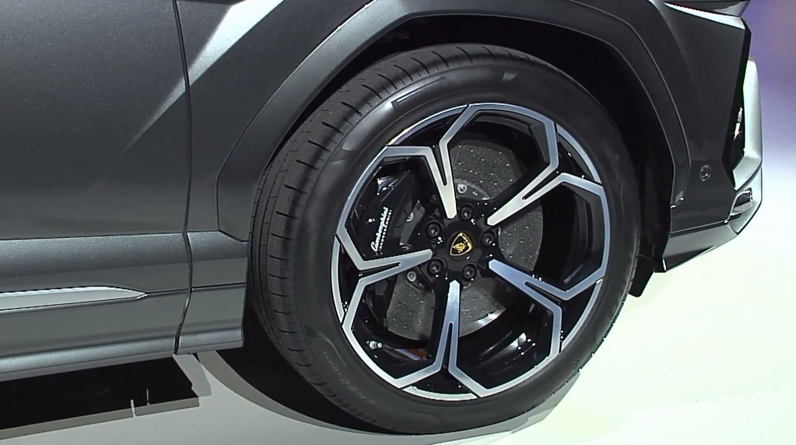 Lamborghini Urus resmen tanıtıldı