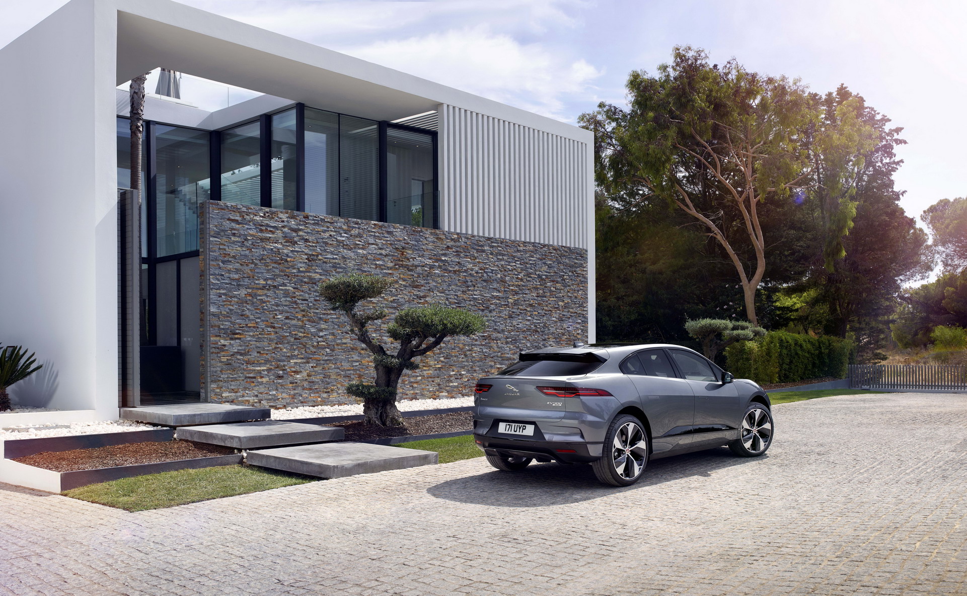 Jaguar, Cenevre’de elektrikleniyor